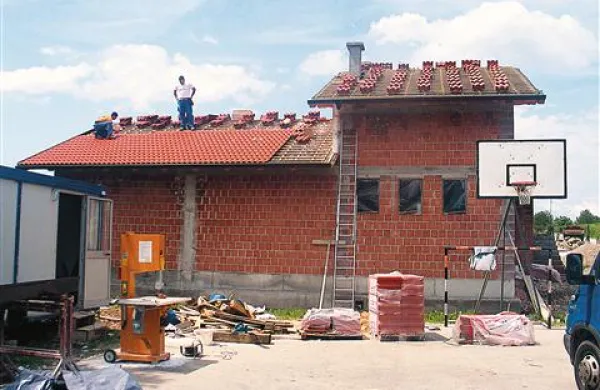 Velika Bukovica je živa vas z okrog 200 prebivalci,  mladimi družinami in številnimi novogradnjami, zato bo vaški dom z urejeno okolico dobrodošla  pridobitev