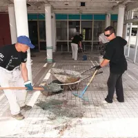 Prostovoljci so včeraj očistili zanemarjeno okolico bivšega Kompasovega lokala