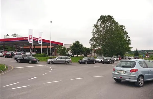 Na črpalki pod Dobrovim zdaj vozniki čakajo v “urejeni” koloni