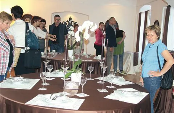 Klekljani pogrinjki v soju sveč že teden dni polnijo idrijsko galerijo Črni orel. Razstava natančno izdelanih čipk, tudi v najbolj zahtevnih tehnikah, je pritegnila rekordno število obiskovalcev.