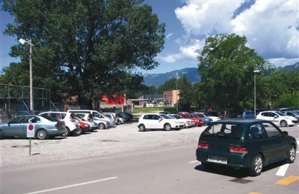 Na zemljišču Agroinda parkirajo številni uporabniki, a podjetje opozarja, da gre za zasebno lastnino. Sedaj iščejo rešitev, ki bi bila sprejemljiva za vse.