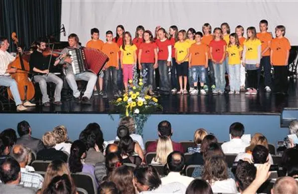 Otroški pevski zbor GŠ je  s skupino Vruja zapel  istrske pesmi