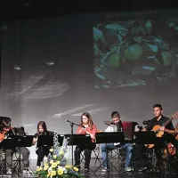 Komorna skupina Etnotok se je predstavila z izvedbo treh ljudskih skladb z različnih koncev sveta
