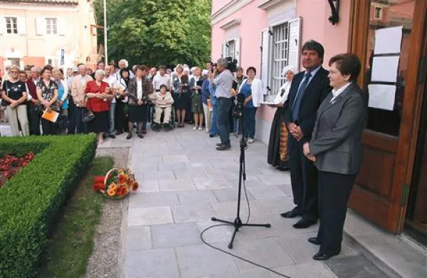 Župan Davorin Terčon je predal simbolični ključ dveh novih pisarn dolgoletni predsednici društva Valeriji Macarol 
