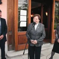 Župan Davorin Terčon je predal simbolični ključ dveh novih pisarn dolgoletni predsednici društva Valeriji Macarol (na sredini), ta pa Jelici Grmek