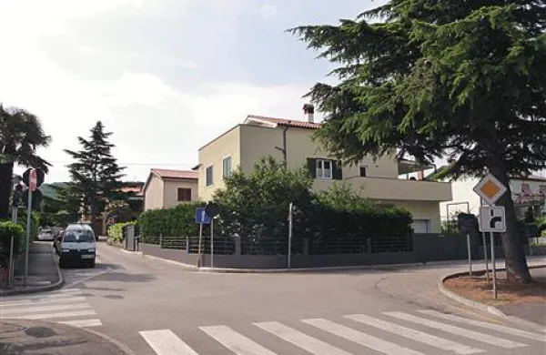 Zadnji odsek  Veluščkove ulice. Naravnost, do Regentove,  ne bo več mogoče, zavijanje v desno pa bo  edino dovoljeno 