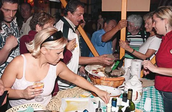Utrinek s Praznika oljk, vina in rib
