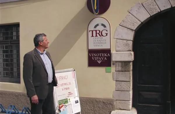  Vodenje Centra za razvoj podeželja Trg Vipava je kot v. d.  direktorja za pol leta prevzela Urška Grmek. Na fotografiji je nekdanji direktor Jožef Člekovič. 