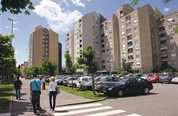 Kadrovska stanovanja mestna občina ne oddaja svojim uslužbencem, pač pa prosilcem, ki so najbolj potrebni na različnih področjih: gledališčnikom, pedagogom, nogometašem ...
