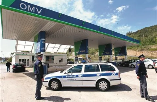 Tako kot 15. maja (na fotografiji), so bencinski servis  na Škofijah v noči na četrtek najprej obiskali roparji, nato pa oblegali policisti in kriminalisti