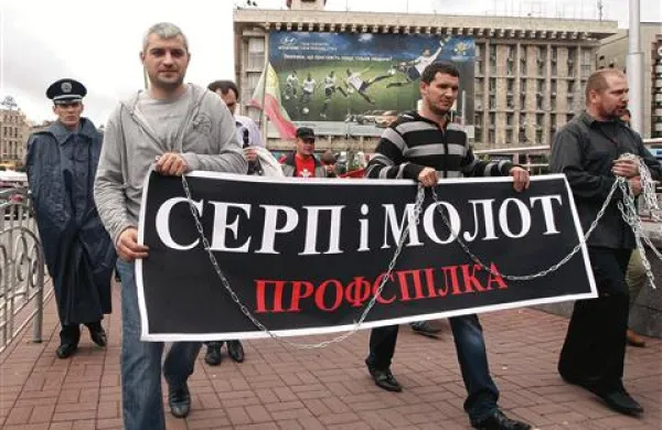 Medtem ko eden najbogatejših Ukrajincev napoveduje bajne premije, so v Kijevu zaradi slabih plač protestirali  delavci, ki so sodelovali v pripravi prvenstva