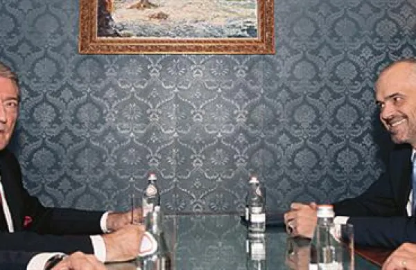 Albanski premier Sali Beriša in vodja opozicijske socialistične stranke Edi Rama 