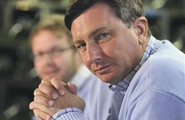 Nekdanji predsednik SD Borut Pahor se je glede podpore pri kandidaturi za predsednika države danes pogovarjal s prvakom Desus Karlom Erjavcem, vendar po srečanju izjav nista dajala