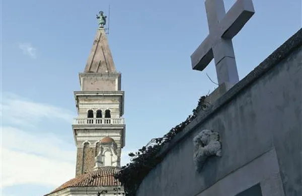 Država je lani za verske uslužbence Katoliške cerkve namenila približno 2,273.000 evrov 