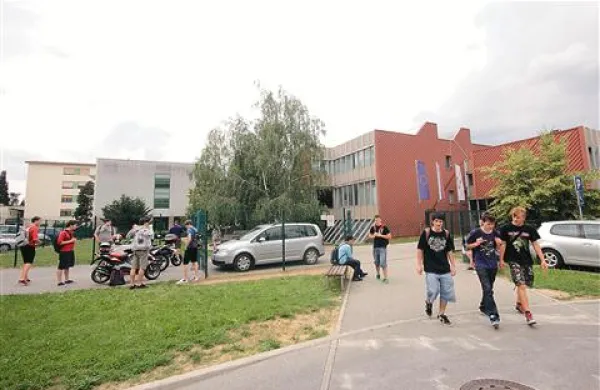 Dijaki iz šolskega  centra imajo že zdaj pouk v praznih učilnicah ekonomske šole, tako so med argumenti za združitev novogoriških šol zapisali na ministrstvu 