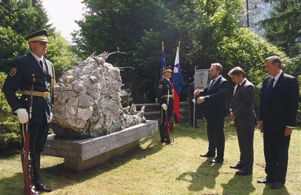 Pred spomenikom so se žrtvam poklonili (z desne) Danilo Türk, Željko Komšić in Bakir Izetbegović