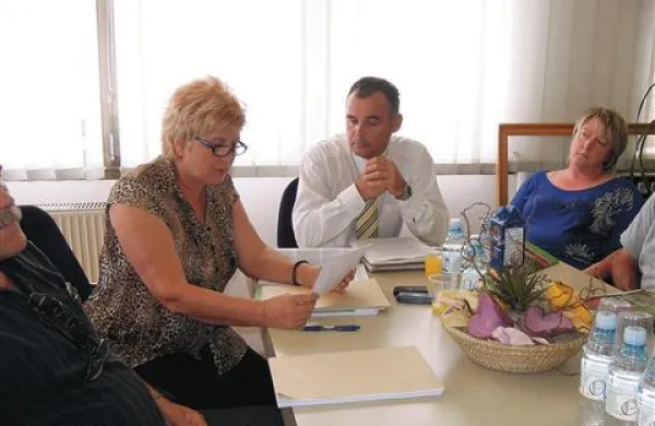 Direktorja Bojana Frančeškina (v sredini) podpira predsednica upravnega odbora Jožica Bolčič (levo), Patricija Pirnat, predstavnica delavcev in članica upravnega odbora, (desno), predsednica sveta delavcev in zadružni sindikat 