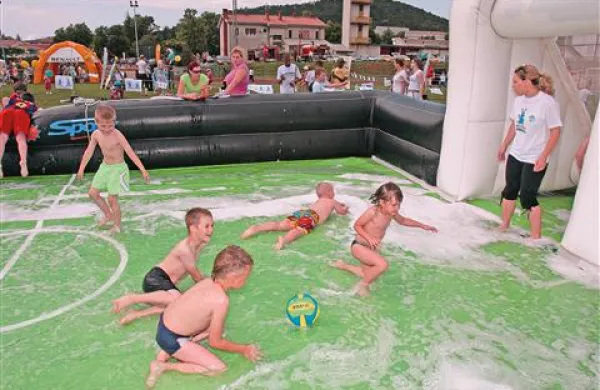 Igrivo druženje sežanskih otrok pred počitnicami