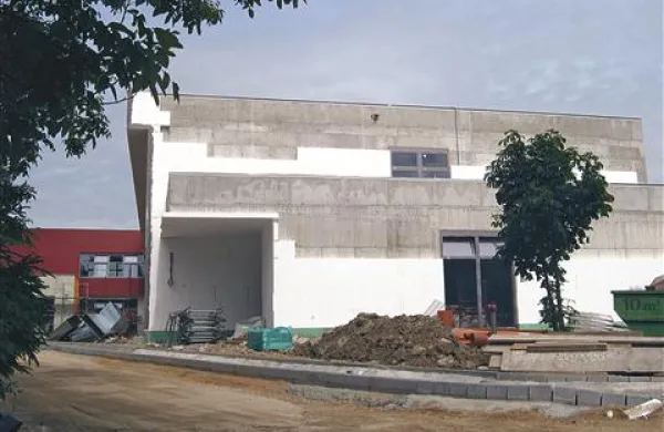 Nova šola in vrtec bosta po novem imela samostojno lastno kuhinjo, kar je projekt podražilo in otvoritev prestavilo