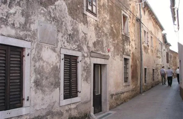 Stroka ne dovoli ukinitve statusa kulturnega spomenika vasi Goče, domačini in občina pa iščejo načine, kako bi se vas kljub temu razvijala