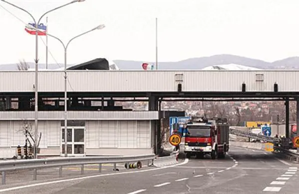 Podjetje Makro 5 bo po naročilu ministrstva za javno upravo te dni začelo rušiti objekt nekdanjega mejnega prehoda na Škofijah