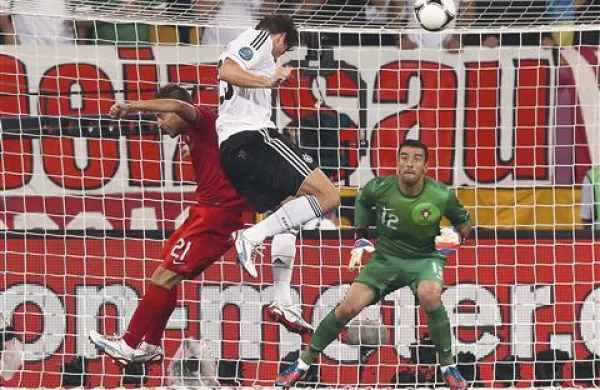 Mario  Gomezu je v 73. minuti  z desne strani  podal Sami Khedira in  Bayernov nogometaš je Nemčiji priigral vodstvo