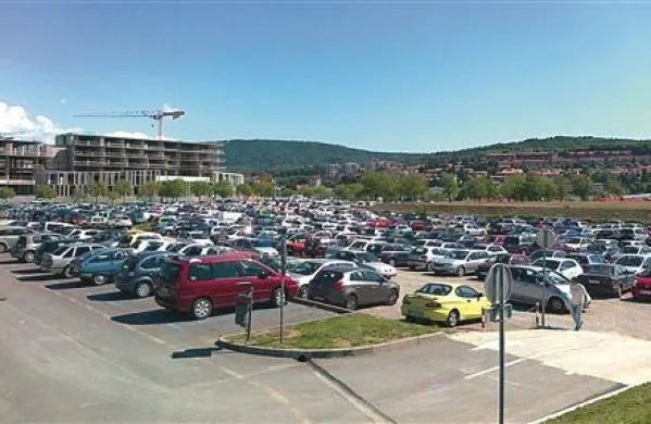 Julija bodo uvedli dodatni davek za osebna motorna vozila s prostornino motorja nad 2500 kubičnih centimetrov. Dodatno bodo obdavčena tudi motorna kolesa z motorji nad 1000 kubičnimi centimetri.