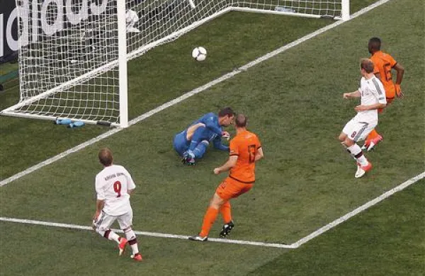 Michael Krohn-Dehli je iz igre vrgel oba srednja nizozemska branilca in z leve strani med nogama Maartena Stekelenburga žogo poslal v mrežo.