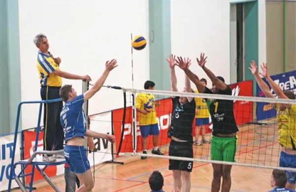 Tekma zvezd: sodnik Dejan Munih (Salonit  1997, liga prvakov), v napadu Danijel Koncilija (Salonit 2012) v bloku nekdanji cementarji Matija Jereb (Calcit),  Israel Dos Santos (Yusu, Indonezija) in Jernej Potočnik (Pamuhaikos, Grčija)   