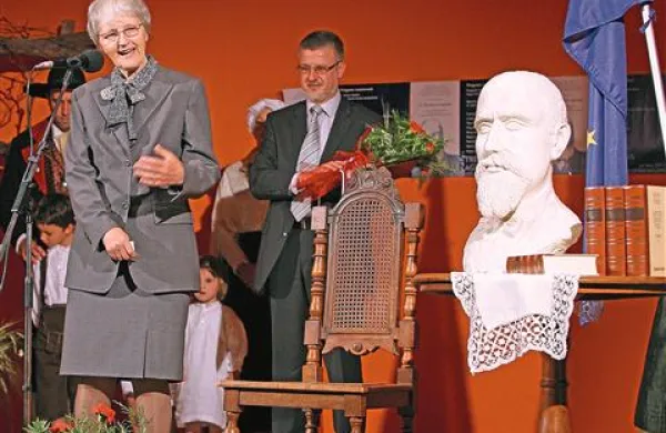 Marija Stanonik, naša vodilna folkloristka in etnologinja, zgledno nadaljuje Štrekljevo delo