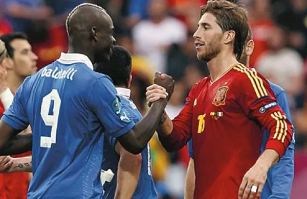 Za nov incident so poskrbeli španski navijači, ki so na tekmi Španija in Italija (1:1) žalili temnopoltega italijanskega napadalca Maria Balotellija