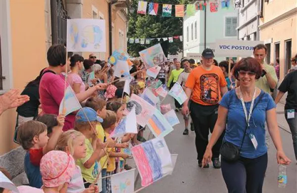 Začelo se je s prevodom skozi Vipavo, na katerem se je domačinom predstavilo vseh 51 ekip, ki so se pomerile na državnih igrah specialne olimpijade