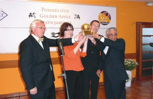 Zlato jabolko je priznanje  številnim, ki se trudijo ohranjati kulturno dediščino v Posočju