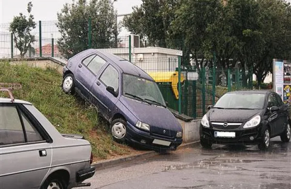 Voznika si je pri koprski tržnici omislil kar “navpično” parkiranje na zelenici