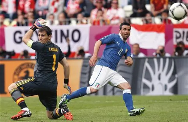 Antonio Di Natale (desno) je kmalu po vstopu v igro zatresel mrežo Ikerja Casillasa