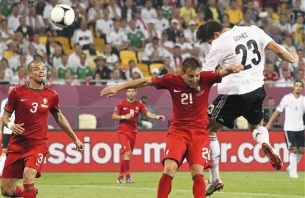 Tako je Mario Gomez  (levo Pepe) dosegel zmagoviti gol za Nemčijo proti Portugalski
