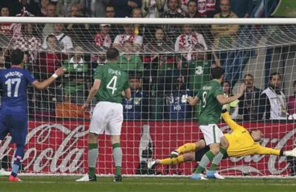 Mario Mandžukić (v modrem) je irsko mrežo zatresel dvakrat