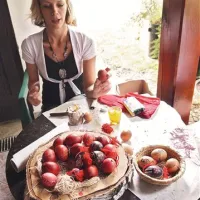 Tipične belokranjske pisanice porišejo s čebeljim voskom in obarvajo z rdečo in črno barvo