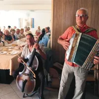 Za glasbo  sta poskrbela Josip Pucer Pino in Franko Biloslav 