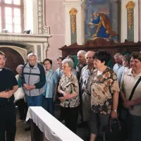 V eni od cerkva v Rosalnicah so Primorci skupaj z domačim župnikom zapeli Marijino pesem