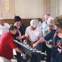 Prižgali so svečko pred oltarjem Lurške Matere božje v eni od cerkva v Rosalnicah