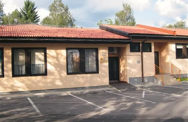 Postojnski vrtec je prejšnji teden dvakrat obiskala inšpekcija. v torek in petek. Zato se je parkirišče vrtca v petek izpraznilo šele pozno popoldne.