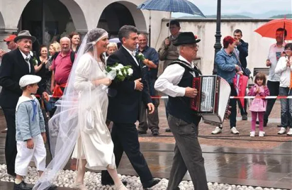 Briško poroko je sicer zmočil dež, a zato ni bila nič manj slovesna