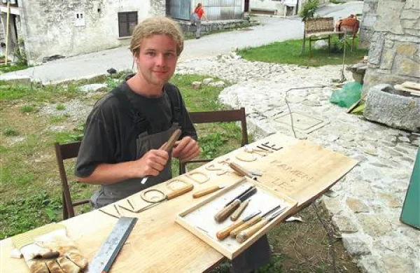 Študentje  restavratorske smeri Višje strokovne šole iz Maribora so se seznanili z obnovo in oblikovanjem lesa