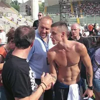 Tržaški župan Roberto Cosolini (v svetli srajci) med občinstvom