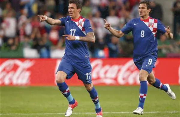 Mario Mandžukić (levo) in Nikica Jelavić sta zapečatila usodo Irsko
