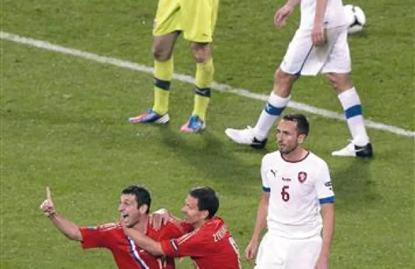 Najmlajši ruski reprezentant, 22-letni Alan Dzagojev (levo v rdečem dresu), je Petru Čechu (v rumenem opravi) zabil dva zadetka 
