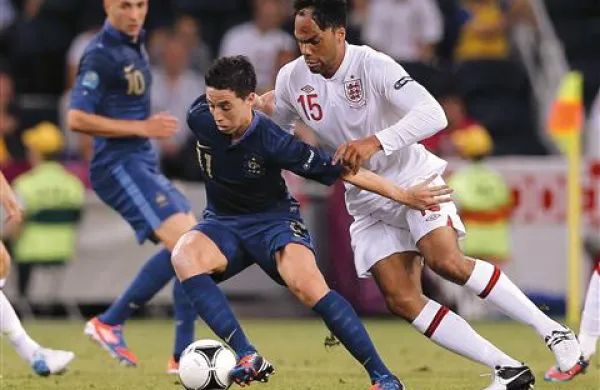  Soigralca v klubu, tekmeca v reprezentanci in strelca: Samir Nasri (št. 11) in Joleon Lescott (15) 