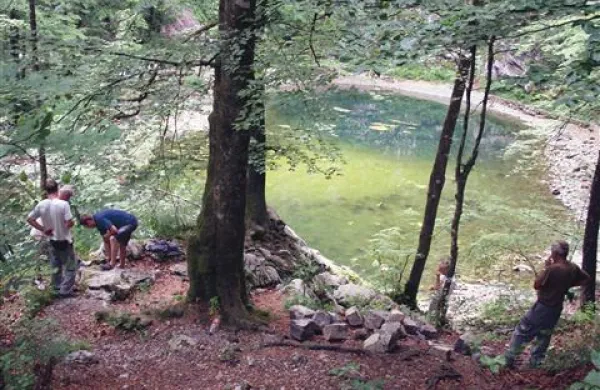 Divje jezero je le ena od več deset naravnih in geoloških posebnosti geoparka Idrija