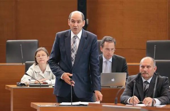 “Mene ne zanima, kakšne barve je nekdo, temveč ali je sposoben,” je na pomisleke opozicije o političnem kadrovanju odvrnil Janez Janša 